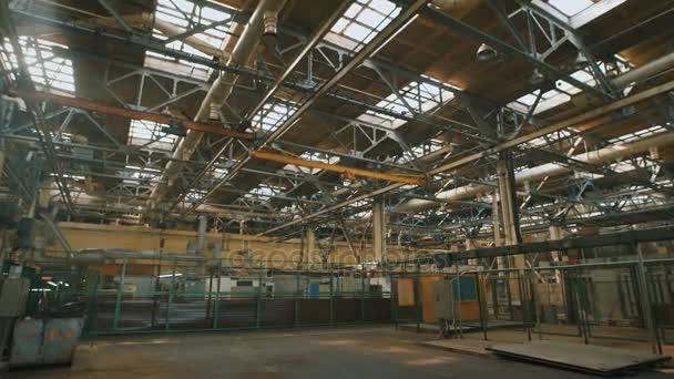 Výrobní prostory s vysokým stropem a velký počet průmyslových zařízení po celém území. Mnoho kovových konstrukcí, větrací potrubí používané ve stavebnictví. Velké světlo okna v — Stock video