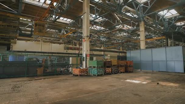 Local de producción con un techo alto y un gran número de equipos industriales en todo el territorio. Muchas estructuras metálicas, tubos de ventilación utilizados en la construcción de edificios. Grandes ventanas de luz en — Vídeo de stock