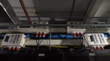 Birkaç elektrik güç üniteleri sanayi tesislerinde tavanda altında bağlı bir anahtarı içine, ile donatılmıştır şirketler. Bağlanan aygıtlar için ortak bir kaynağı tarafından kırmızı fişli kablolar.