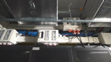 Birkaç elektrik güç üniteleri sanayi tesislerinde tavanda altında bağlı bir anahtarı içine, ile donatılmıştır şirketler. Bağlanan aygıtlar için ortak bir kaynağı tarafından kırmızı fişli kablolar.