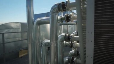 Metal krom borular için girişim ortak bir su sistemi bağlanır. Endüstriyel bir binanın çatı üzerinde bitki ekipman iş bakım için gerekli bir yeri vardır.