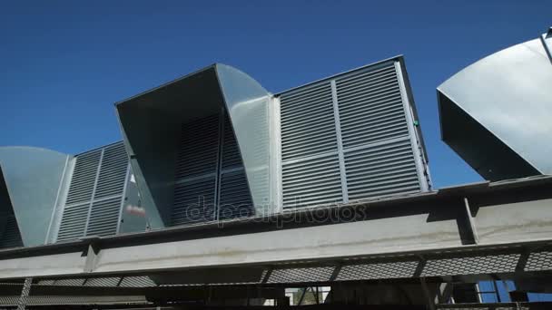 Ventilationssystemet på taket av en industrifastighet. Rensa luften i stora ytor med hjälp av mönster av korrugerade rör och luftkonditionering inne i lokalen. — Stockvideo