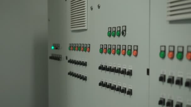 Grande painel de controle cinza com muitos botões e interruptores. Câmera mover suavemente ao longo da parede com equipamentos eletrônicos na fábrica . — Vídeo de Stock