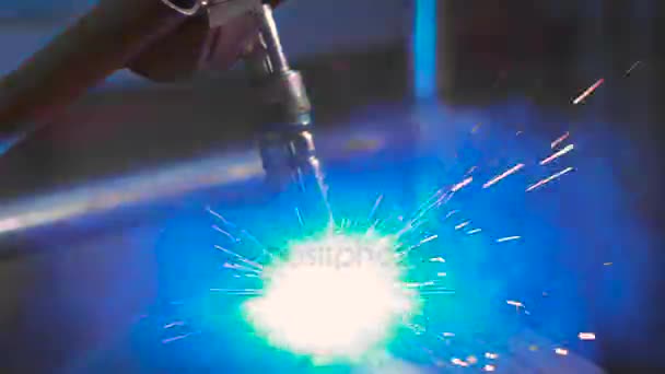Elektro svařování pracovat v továrně na výrobu kovových dílů. Svařovací proces je zastřelen detail. — Stock video