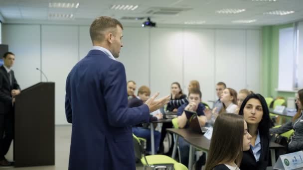 Известный докладчик проводит бизнес-тренинги в классе . — стоковое видео