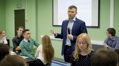 Ekonomi ders öğrencilere öğretim görevlisi konuşuyor. Büyük okuyucu kitlesi modern Üniversitesi'nde öğrenciler.