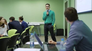Erkek öğrenci sınıfta Üniversitesi nde bir sınav olması. Genç ekonomist onun bitirme çalışması ile görsel araçlar sunmak. Cebabı an burada seyirci