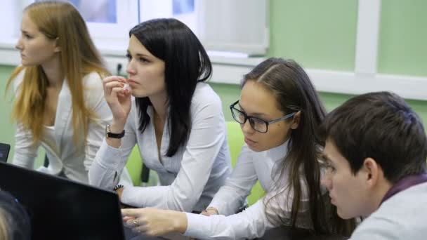 College student op zoek naar de monitor en praten. — Stockvideo