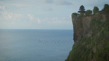 Onun en iyi ve sonsuz Hint Okyanusu üzerinde tapınak ile yüksek cliff nefes kesen görme. Yüksek dağ manzaralı ve sonsuz yüzey denizin panoramik sahnesi.