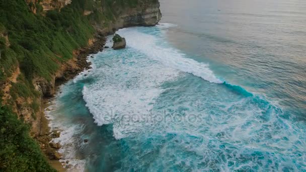 Revisão de Bali e das ilhas do Oceano Índico. Sol durante todo o ano, a natureza única da baía com água azul-turquesa e uma ilha paradisíaca com areia branca. Viajar em Bali é esportes ativos, relaxamento — Vídeo de Stock