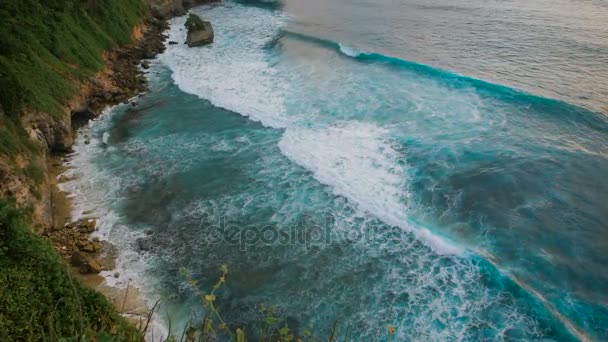 Υψηλό βραχώδη θραύση πριν από τον ωκεανό. Θέα από το μεγάλο ύψος, πάνω στα κύματα που έλασης στην πετρώδη ακτή. Απίστευτα όμορφη φύση. — Αρχείο Βίντεο