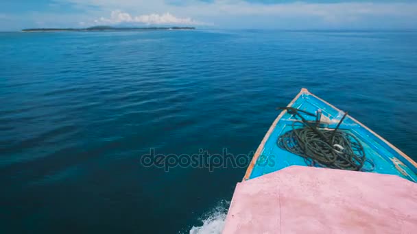 バリ島と先のセーリング ヨットの無限の海の景色。水泳ボートで海の信じられないほどのシーン。青緑色の水と青い空のインドネシア海洋風景. — ストック動画