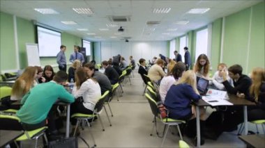 Öğrenciler çok sayıda iş performansını. Büyük modern sınıf olan çeşitli projektörler. yeni tür bir eğitim öğrencileri iş becerilerinin geliştirilmesi için.