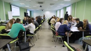 Öğrenciler geliştirmek ekip çalışması, güven geliştirmek ve sorun çözme becerilerini geliştirmek için ekip oluşturma faaliyetlerine katılan.