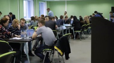 Üniversitesi'nde modern eğitim sürecinde. Seyirci masalarda oturan ve dizüstü bilgisayarlarda bilgi okuyan öğrencilerin bir sürü. Büyük geniş sınıf.
