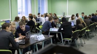 Ekonomi ders üzerinde pratik eğitim öğrenci dizüstü bilgisayarlarda. Öğrenciler ekip oluşturma için eğitim sürecinde geliştirmek. Modern eğitim şeklinde.