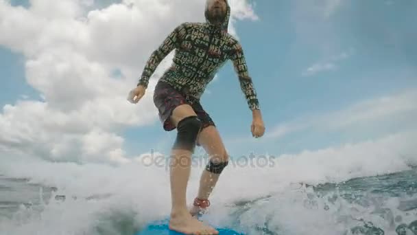 若いサーファーが基板の前面にカメラ設定と海の波の上をスライドします。征服とサーフボードを楽しんで海の極端なスポーツの恋人の男性が海水の滴し、風. — ストック動画