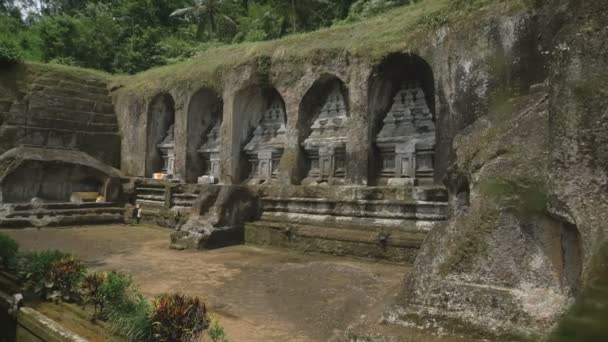 Incrivelmente belo marco localizado na rocha. Monumentos históricos na ilha de Bali. Edifício antigo feito por mãos humanas . — Vídeo de Stock
