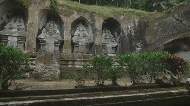 Огляд храму на Batukar острові Балі. Він-витрати на горі Batukar, хто це згаслий вулкан. Цей храм Балі присвячений богині Makhadevi матері-землі. — стокове відео