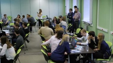 Öğrencilerin iş eğitim Üniversitesi'nde bekleyen takım ayrılır. Sunumlar ve genç profesyoneller önünde eylem için hazır görüntülemek için alıştırma oturumu başkanı.