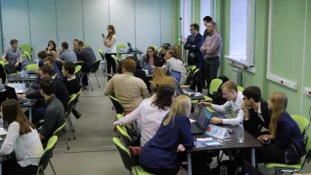 Gli studenti sono divisi in squadre in attesa di formazione aziendale all'università. Il responsabile della sessione di pratica per visualizzare le presentazioni e pronto per l'azione di fronte ai giovani professionisti . — Video Stock