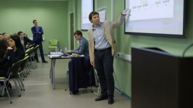 İlmi-pratik Konferansı'nda üniversite. İlk katılımcıyı kullanarak ekrandaki onun rapor sunumu.