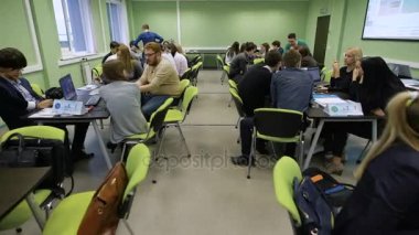 Business School'a önemli pratik ders. Öğrenciler dizüstü ekranları üzerinden bilgi eğitim gruplara bölünmüş ve sadece çok sayıda. Kamera öğrenciler takım arasında hareket eder..