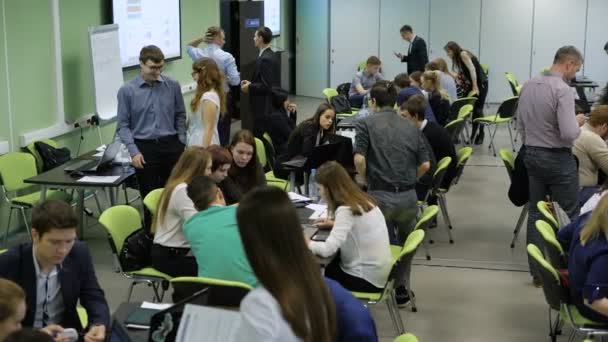 Visão geral do público na universidade. Equipes de estudantes estão trabalhando ativamente na tarefa . — Vídeo de Stock