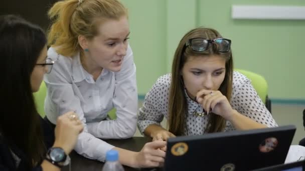 Apresentação de projectos na sala de conferências. Jovens estudantes vêem seus projetos educacionais . — Vídeo de Stock