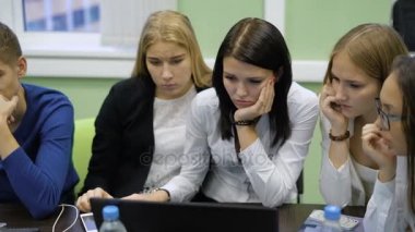 Üniversite öğrencileri sınava hazırlanıyor. Öğrenciler ders, tarama onların dizüstü bilgisayarlarda birbirleriyle bilgi aktarmak ve iletişim.