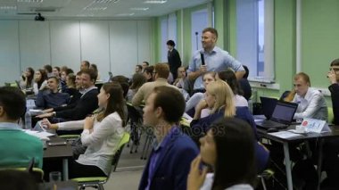 Öğretmen öğrencilerin projektörden resme bakın ve mali bildirenlere ekonomisi üzerine bir ders çözümleyebilirsiniz. Üniversite hoparlör mikrofon onların derslerde kullanır..