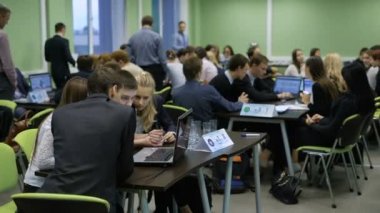 Son üniversitede test. Sınav öncesi öğrencilere ara. Onlar hazırlanır ve onların dizüstü bilgisayarlarda sunumlar ve grafikleri görüntülemek.