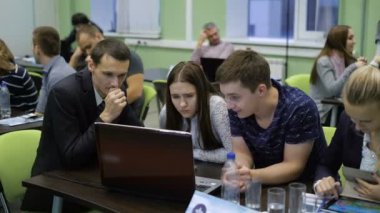 Aktif bir rol alan genç profesyoneller yarışmaya öğrenciler takım. İki erkek ve bir kadın Pc kullanarak masada birlikte çalışıyoruz