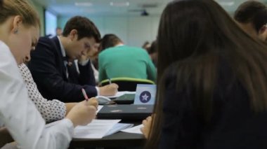 Öğrenciler sınav testleri sınıfta çözme.