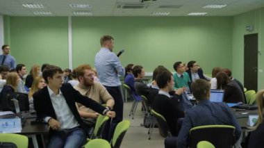 Öğretmen öğrencilerin projektörden resme bakın ve mali bildirenlere ekonomisi üzerine bir ders çözümleyebilirsiniz. Eğitimin çağdaş formların.
