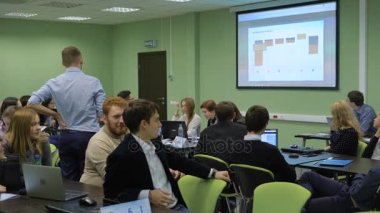 Bazı materyaller projeksiyon ekranında gösterilen öğretmen.