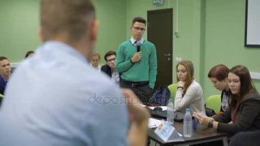 İş coach Yöneticisi performans üzerinde büyük bir ekonomik konferans eleştirdi. Aktif olarak el ile gesticulating akıl hocası ve konferans katılımcılarıyla hisse onun tecrübe.