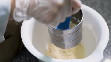 Pudra lezzetli tatlılar hazırlanması için malzemeler bir elek ile elenmiş. Fırında pişirme için profesyonel araçlar.