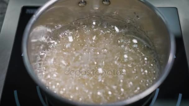 Cocina en una tienda de dulces. El proceso de la preparación del postre. Macarrones franceses. En la cacerola de hierro sobre el plato se prepara el jarabe para el postre . — Vídeos de Stock