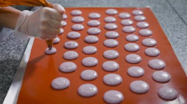 Makarna gerçek zamanlı olarak oluşturma işlemi. Şekerleme yalan bir tepsi ve mükemmel bir tatlı yapmanızı sağlar özel kağıt