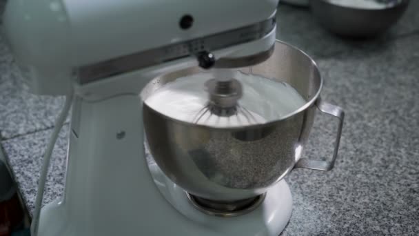 Moderne mixer op de snoep fabriek mixen snel witte crème weelderige homogene massa, die in de toekomst toppings voor één wordt van de van dessert — Stockvideo