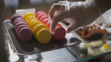 Cook pasta macaron küçük bir metal tepsi üzerinde hangi are zaten birkaç makarna koyar. Mahallede koyu kahverengi Pastalar romlu vardır