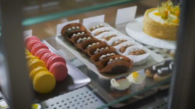 Cook çikolata soslu niggets denilen küçük torbalarda yalan Pastalar, tepsisi çeker. Vitrinde tatlılar bir dizi var