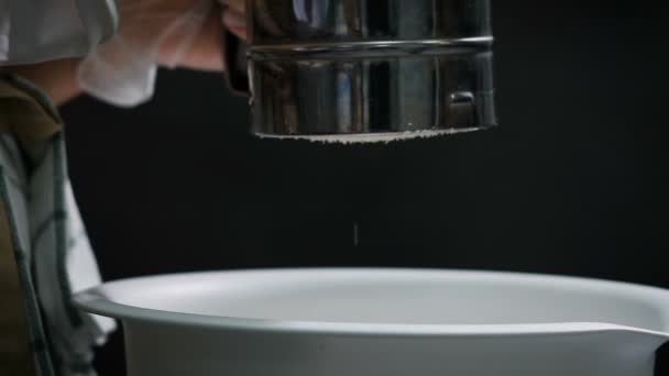 Salón de té en la cocina. Preparación francia makaroons postre. La mujer echa de menos la harina de almendras a través de un tamiz. El uso de tamiz fino se tamiza harina mandélica, no debe ser partículas más grandes . — Vídeos de Stock