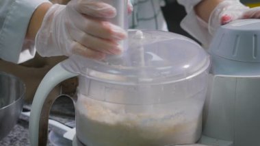 Pasta şefi üretim süt, şeker, gerekli test üretmek için yumurta ile elenmiş un karışımı