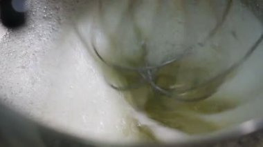 Şekerci dükkânı. Mikser aracılığıyla yumurta akı köpük dövüldü. Gerekli bir kıvamı ulaşıncaya kadar yumurta beyazı ortalama bir hızda dayak.