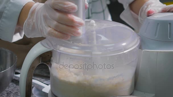 Кондитер Шеф-повар в производстве смешивает просеянную муку с молоком, сахаром, яйцами, чтобы произвести необходимый тест — стоковое видео
