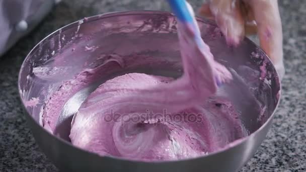 Zuckerbäcker Kunststoffspachtel rührt die Mischung sanft für die Herstellung von originellen Süßigkeiten. professionelles Kochgeschirr für Desserts. dicke violette Sahne. — Stockvideo