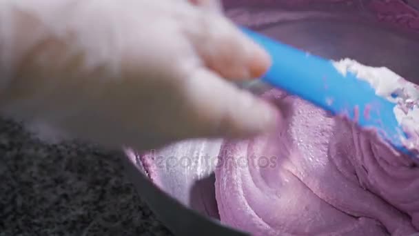 Cucina nel negozio di caramelle. Processo di preparazione dei maccheroni francesi. Per mezzo dello strumento azzurro ha mescolato lo sciroppo rosa e il peso spento da proteine di uova . — Video Stock