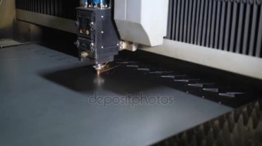 Yüksek hassasiyetli Cnc lazer kesim sac. Yüksek hassasiyetli parçaları almak için modern teknolojiler sağlar. Verimli ve muafiyet olmadan programlanabilir makineleri çalıştırmak